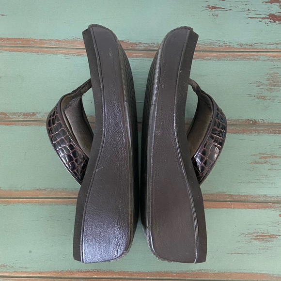 Women’s Volatiles Brown Faux Alligator Skin Wedge Flip Flops Size 7 M - Picture 6 of 7